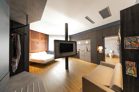 Junior Studio Suite | Down comforters, in-room safe, individually furnished, desk