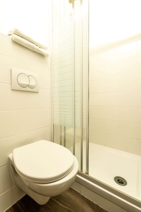 Standard Room, 1 Double Bed | Bathroom