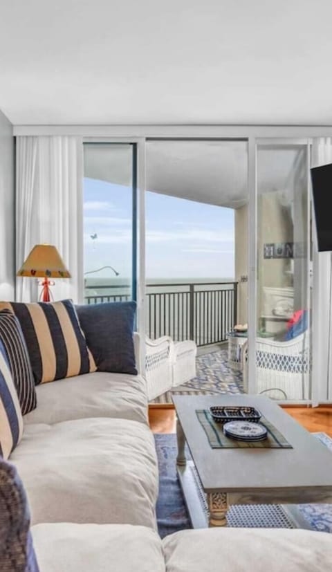 This beautiful, large (700sqft )and modern condo just for you and your Partner !