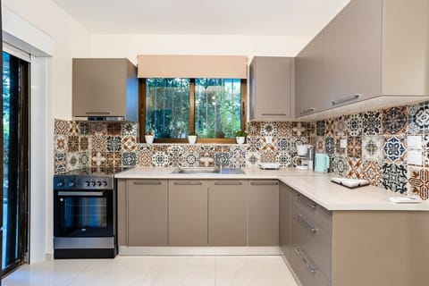 Your Well-Equipped and Stylish Kitchen – Functional, modern space fully stocked for your cooking needs.