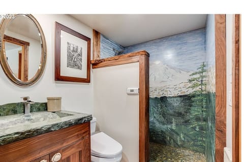 Downstairs bath with beautiful mural.