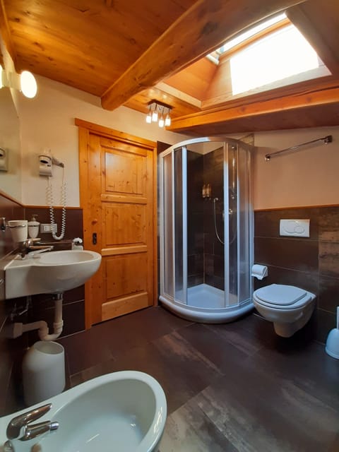 Basic Room | Bathroom | Shower, free toiletries, hair dryer, bidet