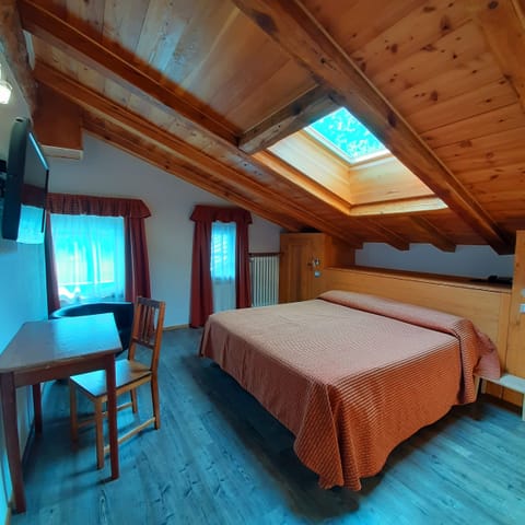 Family Room | In-room safe, desk, free WiFi