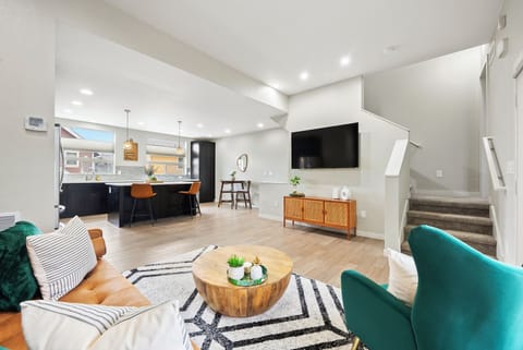 Spacious Modern Living Space - Open Kitchen, Stylish Decor & Cozy Seating