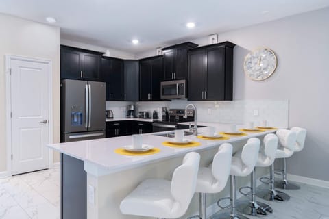 Sleek kitchen w/ modern appliances, bar seating & chic design!