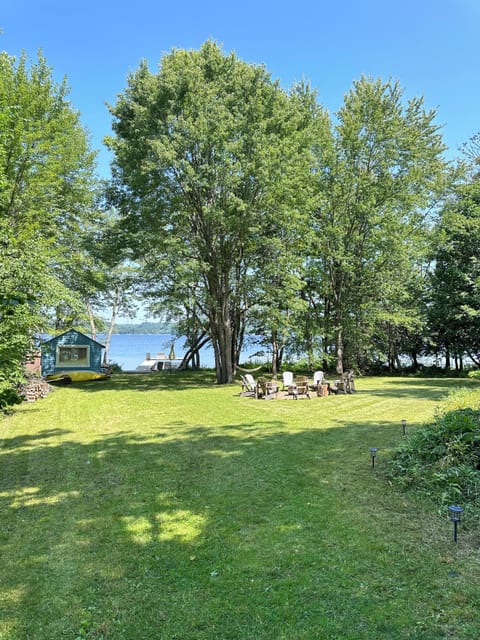 Backing to the lake with a plenty of space to enjoy vacation time 