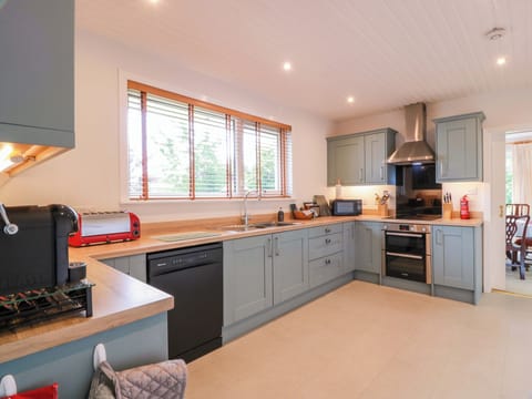 Cottage | Private kitchen | Dishwasher, cookware/dishes/utensils