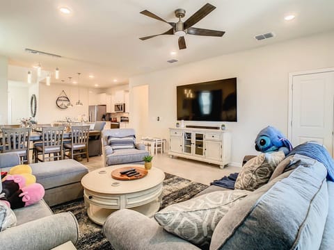 House, Multiple Bedrooms, Private Pool, City View | Living area | Books