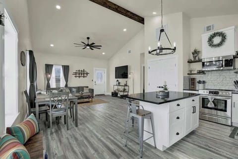 House, Multiple Beds, Hot Tub (3630 Reeh Rd) | Interior