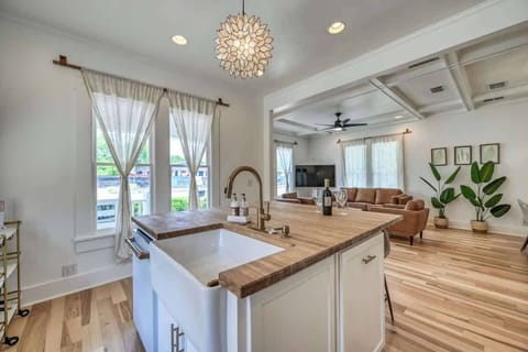 House, Multiple Beds, Hot Tub, City View (205 N Milam) | Interior