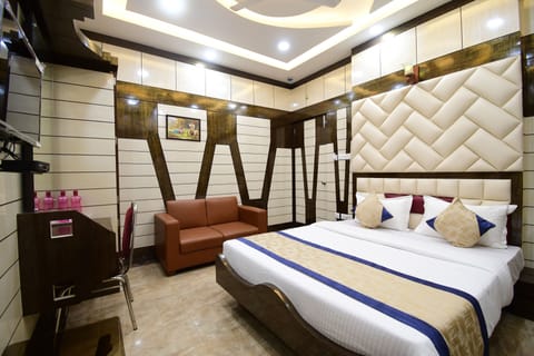 Luxury Studio, 1 King Bed | Desk, free WiFi, bed sheets