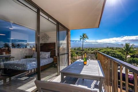 Luxury Condo, 1 Queen Bed | Balcony
