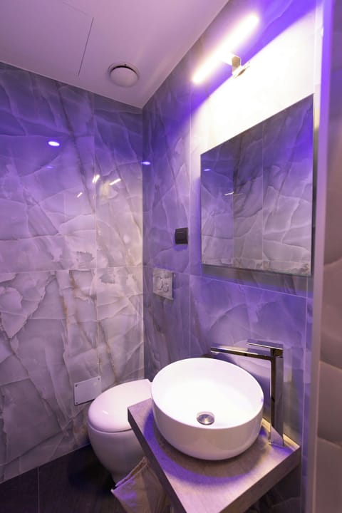 Camera Deluxe Doppia con Spa | Bathroom | Shower, hydromassage showerhead, free toiletries, hair dryer