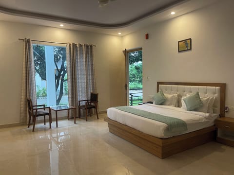 Egyptian cotton sheets, premium bedding, iron/ironing board, bed sheets