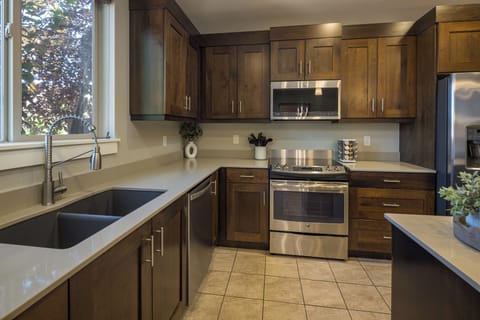 Luxury House, 4 Bedrooms, Patio, Mountain View | Private kitchen | Full-size fridge, microwave, oven, stovetop