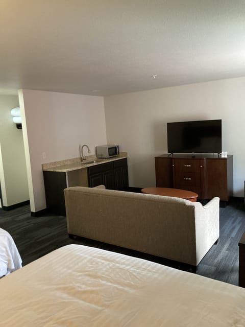 Room 212 - 2 Queen Bed Suite | Living area