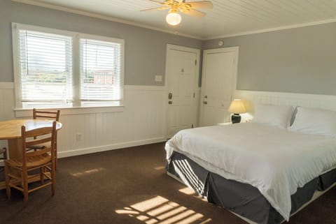 Queen Size Bed & Sitting Area
