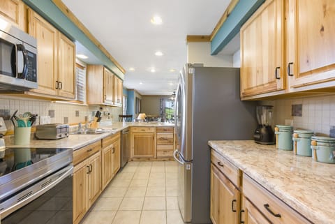 Kitchen with everything you need for a delicious meal