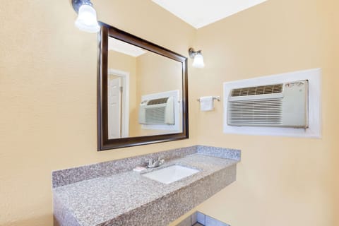 Combined shower/tub, free toiletries, hair dryer, towels