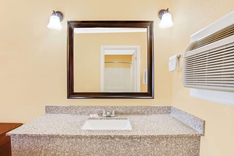 Combined shower/tub, free toiletries, hair dryer, towels