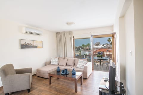 Apartment, 2 Bedrooms, Balcony, City View | Living area