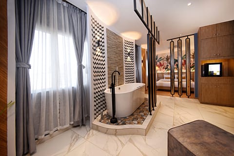 Penthouse | Premium bedding, memory foam beds, minibar, desk