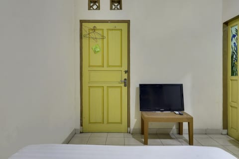Desk, laptop workspace, blackout drapes, WiFi (free)