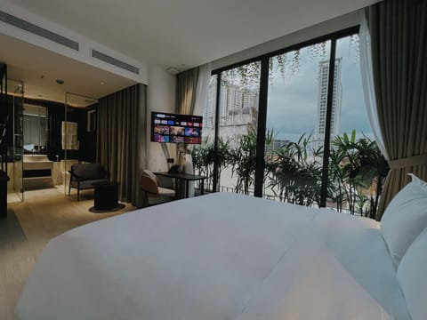 Deluxe Room | Egyptian cotton sheets, premium bedding, minibar, in-room safe