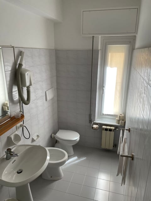 Standard Double Room | Bathroom