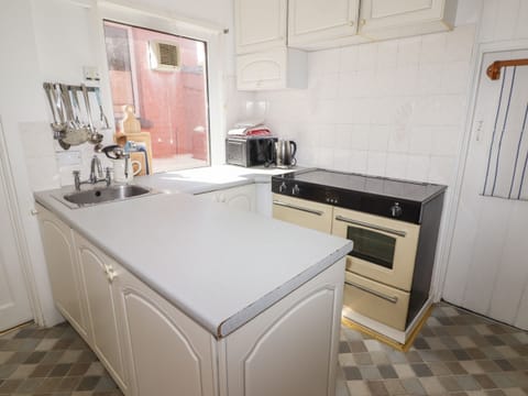 Fridge, dishwasher, cookware/dishes/utensils