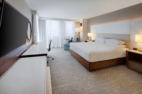 Deluxe Room, 1 King Bed, Non Smoking, Balcony | Premium bedding, down comforters, pillowtop beds, in-room safe