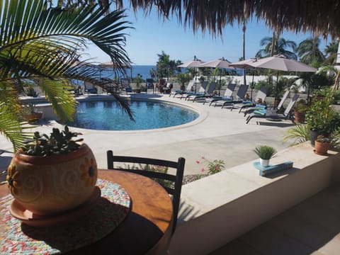 Private Pool & Hot Tub ready for sunbathing 