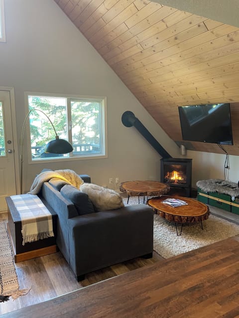 Après Chalet Suite is nestled in the trees and a unique layout! 