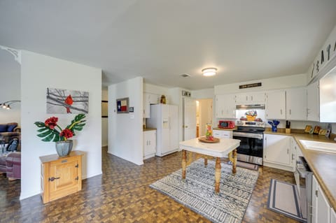 Kitchen | Cooking Basics | Coffee Maker | Paper Towels/Trash Bags Provided