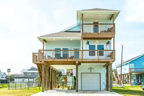 3 bedroom 2 bath  Pet Friendly home sleeps 8.