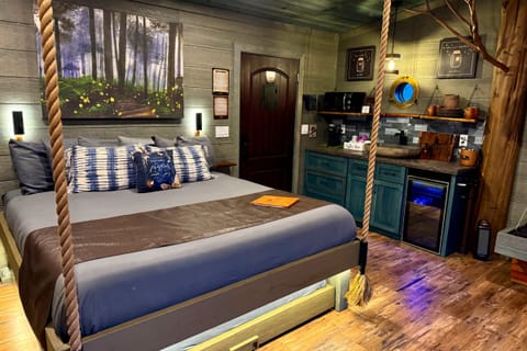 CHASING FIREFLIES TREE FORT TREEHOUSE - SLEEPS 6 - WOODED VIEW - SANCTUARY TREEHOUSE RESORT
