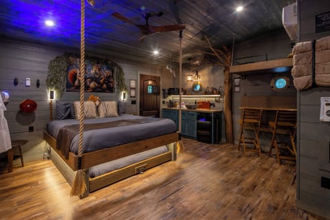 SQUIRRELS GONE WILD TREE FORT TREEHOUSE - SANCTUARY TREEHOUSE RESORT - SLEEPS 6 - WOODED VIEW