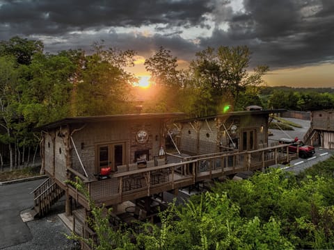 TARZAN & JANE TREEHOUSES - TREEFORT DOUBLE - SLEEPS 12 - SMOKY MOUNTAIN - GOLF COURSE VIEWS - CONVENIENT TO SEVIERVILLE - PIGEON FORGE - GATLINBURG
