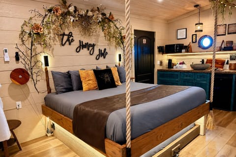 HONEY HOLE LUXE TREEHOUSE - SANCTUARY TREEHOUSE RESORT - SLEEPS UP TO 4 - MOUNTAIN VIEW