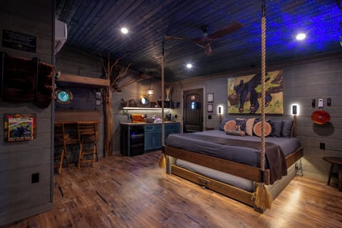 TREE-MENDOUS FUN TREE FORT TREEHOUSE - SLEEPS 6 - WOODED VIEW - SANCTUARY TREEHOUSE RESORT IN THE SMOKY MOUNTAINS