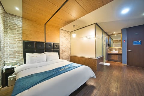 Deluxe Double Room, 1 Queen Bed | Soundproofing, free WiFi, bed sheets