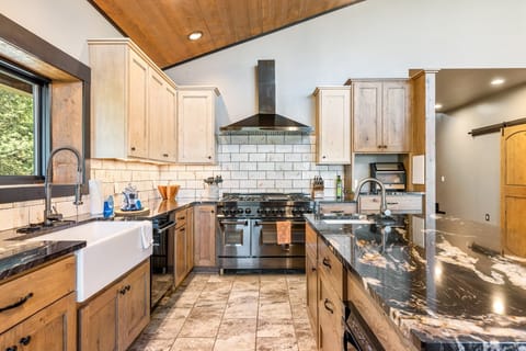 Fully equipped kitchen for creating a home cooked meal with the whole family | Upper Level