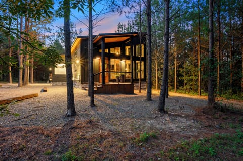 1BR honeymoon cabin nestled in the woods