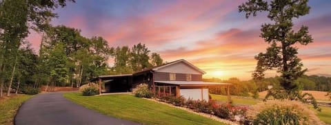 Explore 150+ luxury cabins, treehouses, and vacation rentals by Enjoy Unique Stays. Thoughtfully designed stays with hot tubs, scenic views, and prime locations for unforgettable getaways.