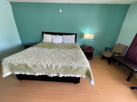 Standard Single Room, 1 King Bed, Smoking, Bathtub | Free WiFi