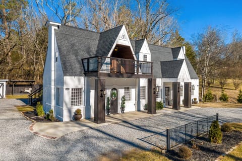 Welcome to Wildwood Junction - Upstairs 2 bedroom property 15-20 minutes from Chattanooga