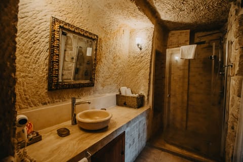 Junior Cave Suite | Bathroom | Shower, hydromassage showerhead, free toiletries, hair dryer