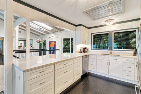 25 South Beach Lagoon | Kitchen