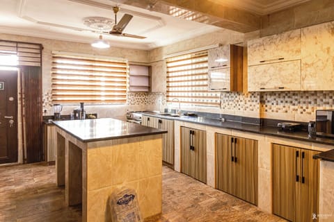 Full-size fridge, microwave, oven, stovetop