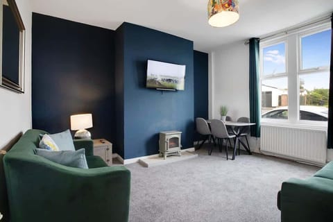 Spacious living room equipped with a 32-inch SMART TV with Netflix and plenty of space to sit down and relax. 